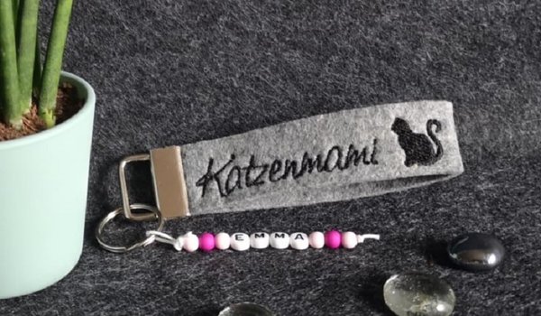 Schlüsselanhänger aus Filz "Katzenmami" mit Namensanhänger