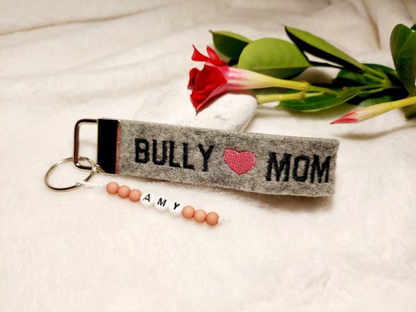 Schlüsselanhänger aus Filz "Bully Mom" mit Namensanhänger