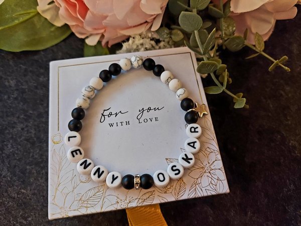 Armband aus Naturstein-Perlen schwarz-Weiss und Strassperle mit Wunschtext