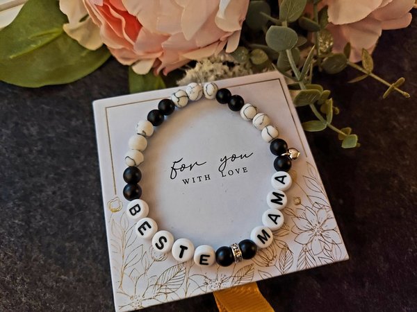 Armband aus Naturstein-Perlen schwarz-weiss und Strassperle mit Wunschtext