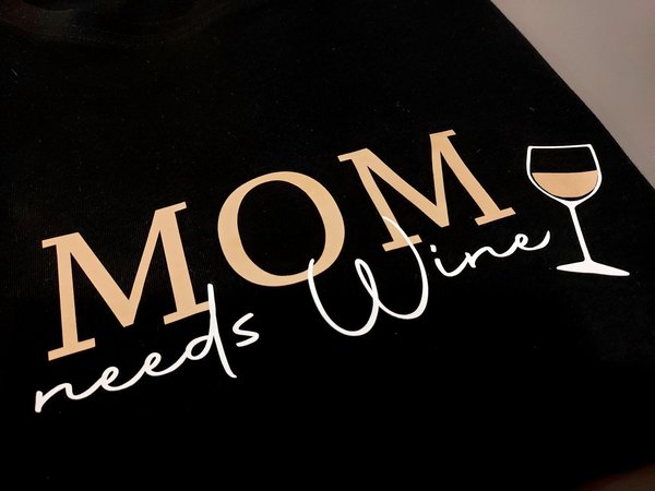 Damen T-Shirt "MOM needs Wine" personalisiert / schwarz